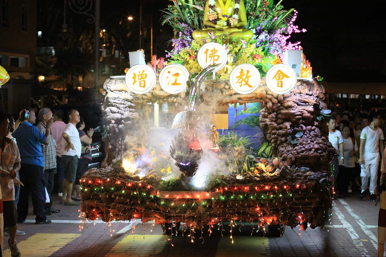 In KL kun je een prachtige Vesak Day optocht bijwonen.