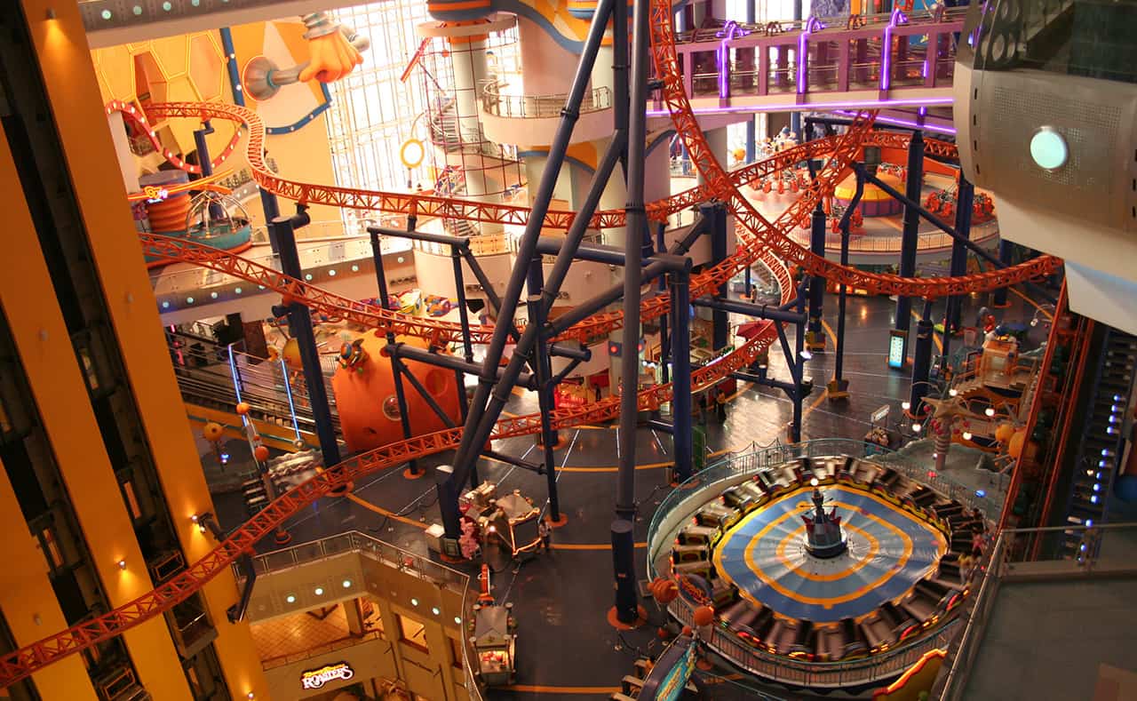 Cosmo’s World pretpark met indoor achtbaan