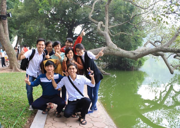 005 hanoi studenten bij hoan kiem lake