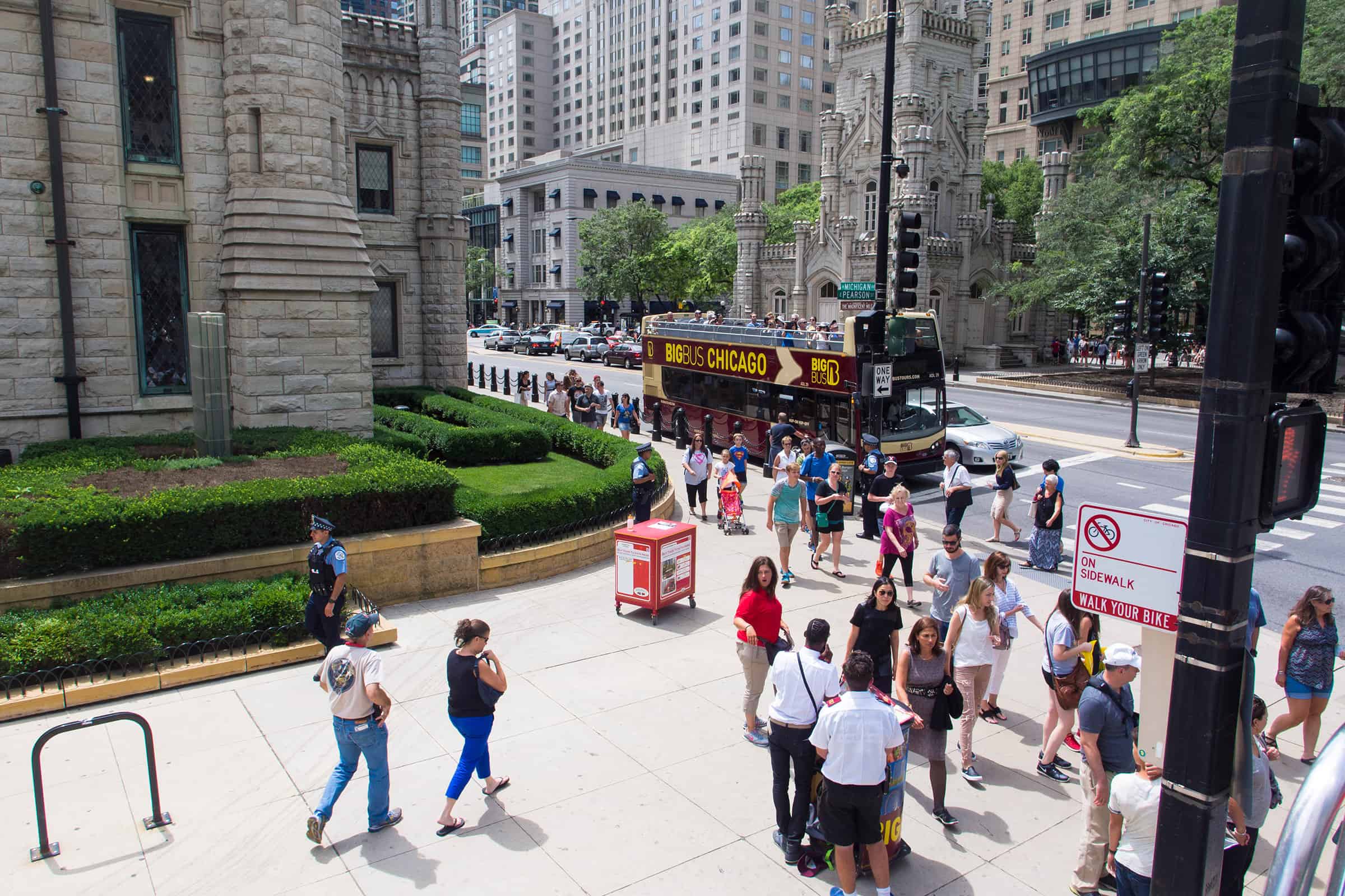 Hop-on, Hop-off bus tour in Chicago