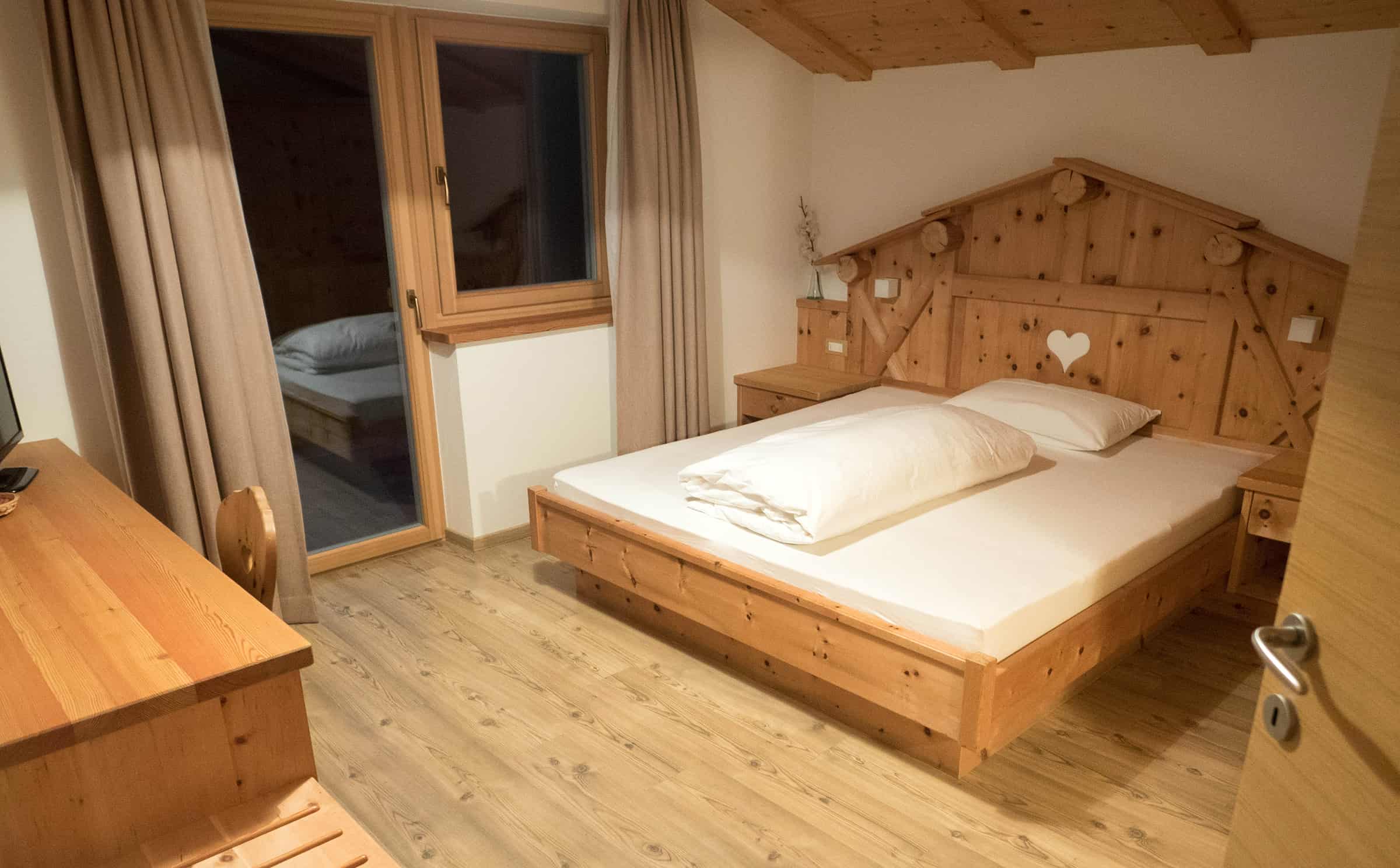 Slaapkamer 1 met groot bed en eigen badkamer