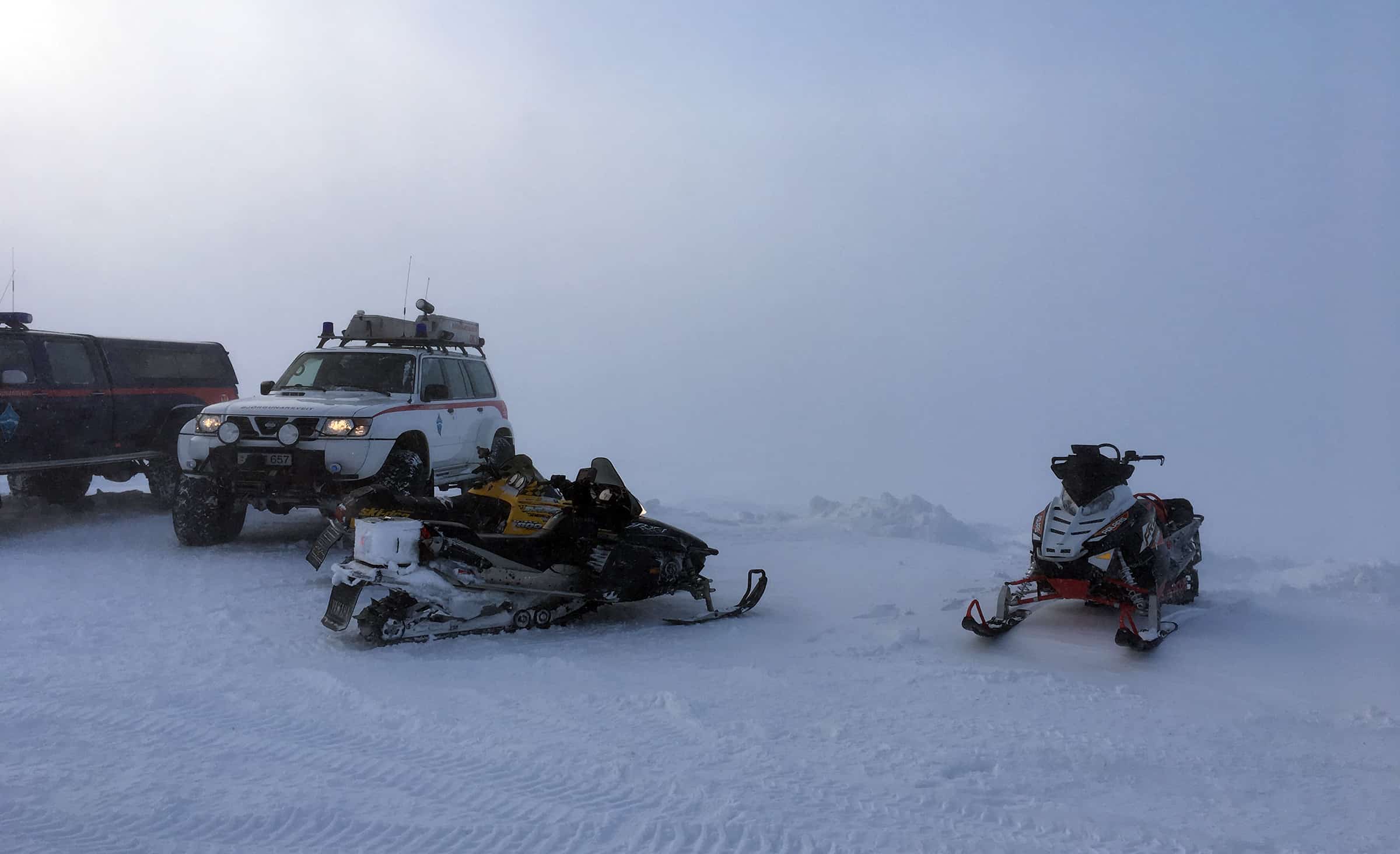 Sneeuwscooters staan ook klaar