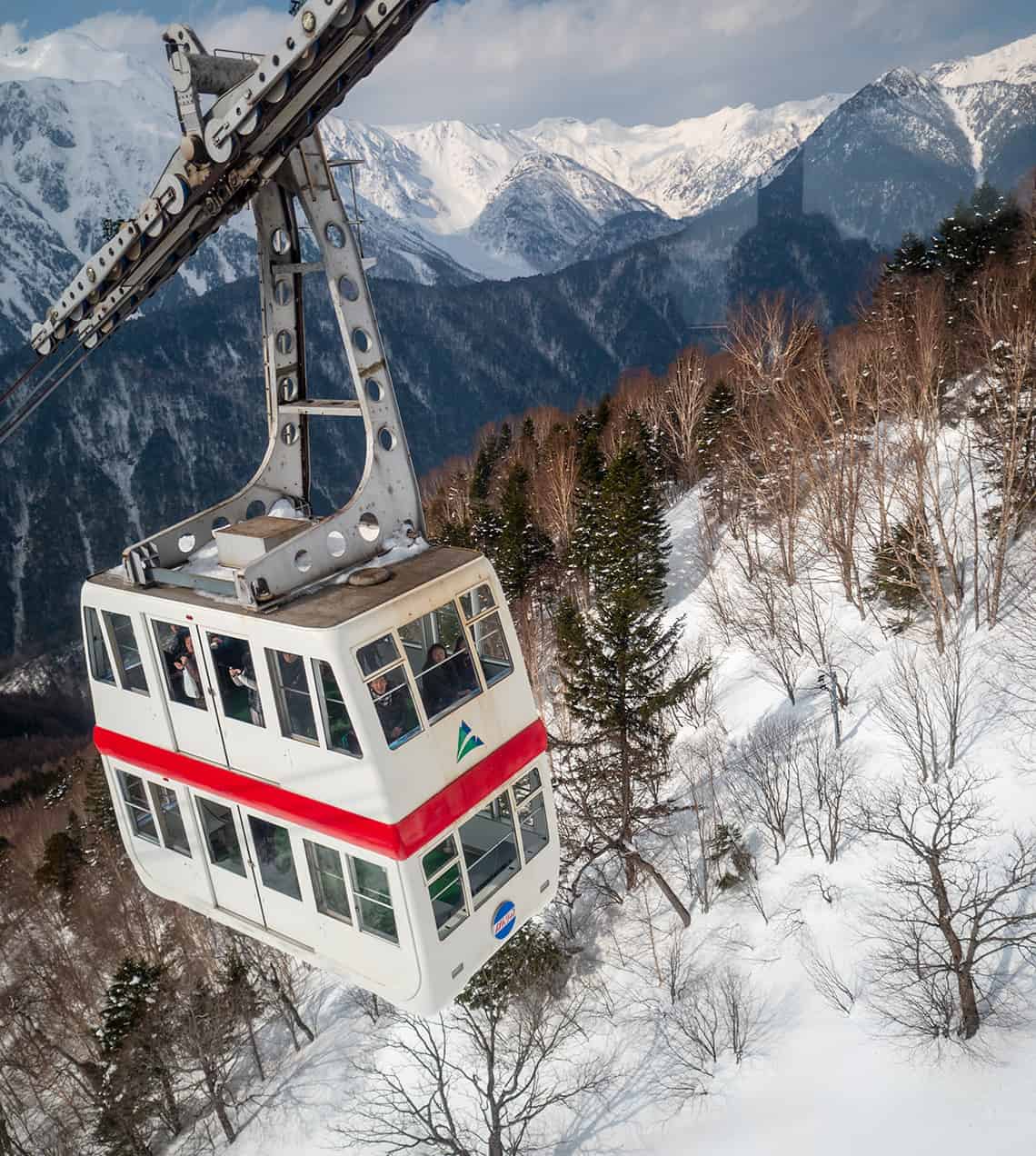 Dubbeldekker-kabelbaan naar Nishihotakaguchi Station