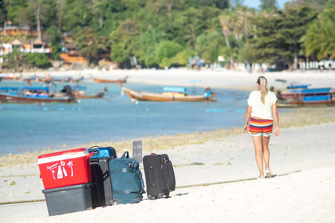 Reisbagage op een strand in Thailand